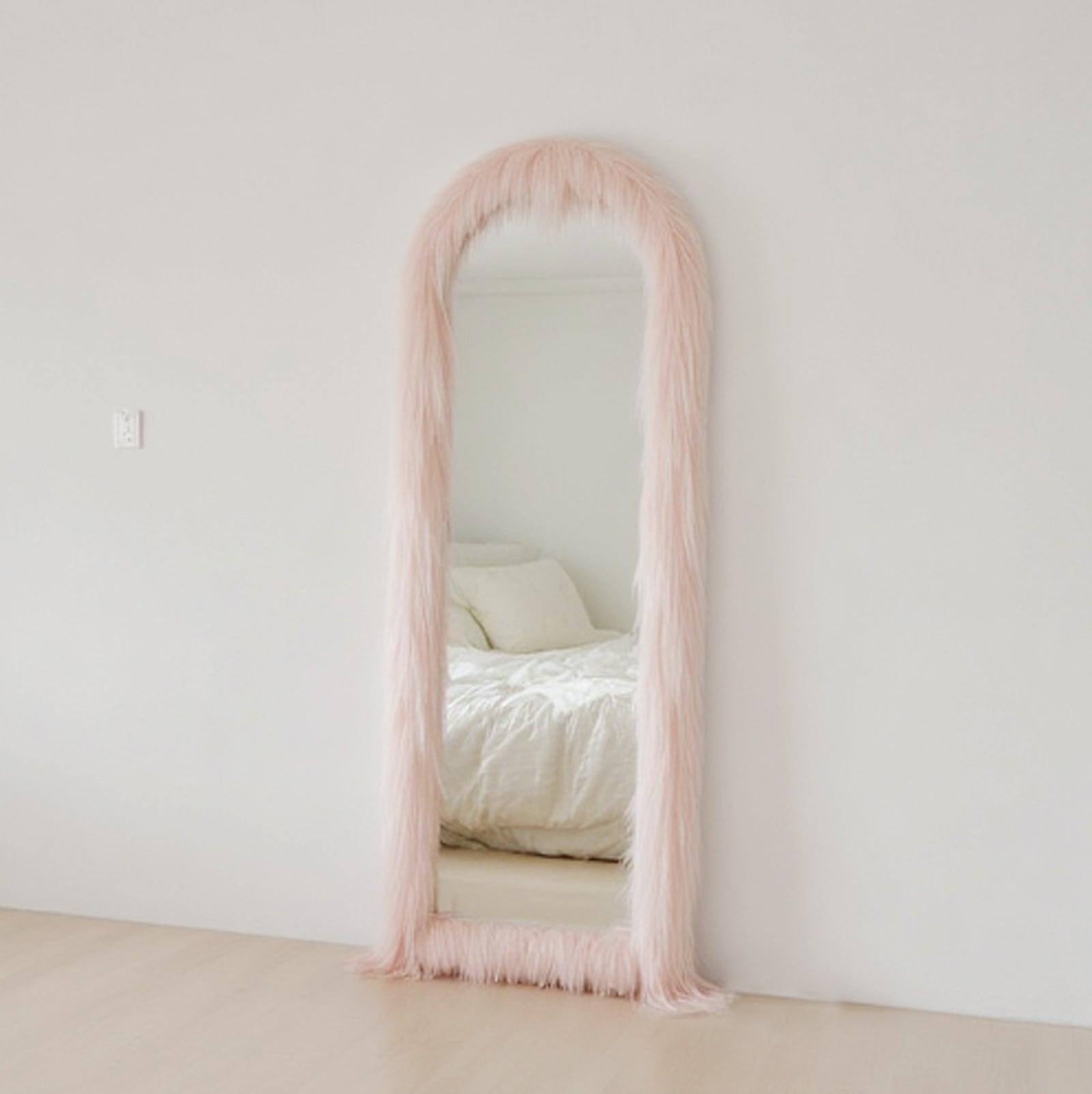 ipromirror Swan - Faux Fur Arched Full Length Mirror